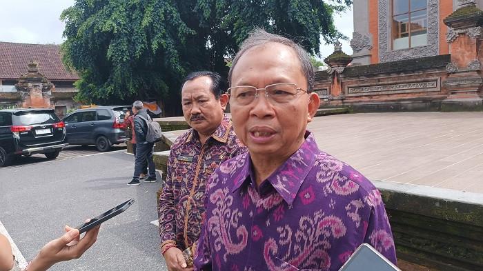 BERI KETERANGAN - Gubernur Bali I Wayan Koster saat memberikan keterangan kepada awak media belum lama ini. Koster janji pegawai kontrak tidak akan diberhentikan.