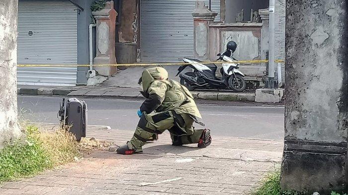 Unit Jimbom atau Gegana Polda Bali saat melakukan pemeriksaan koper di Jalan Penarungan, Mengwi Badung pada Selasa 9 Juli 2024 - Begini Awal Mula Koper Misterius Ditemukan Di Penarungan Bali, Sudah Ada Dari Kemarin Malam