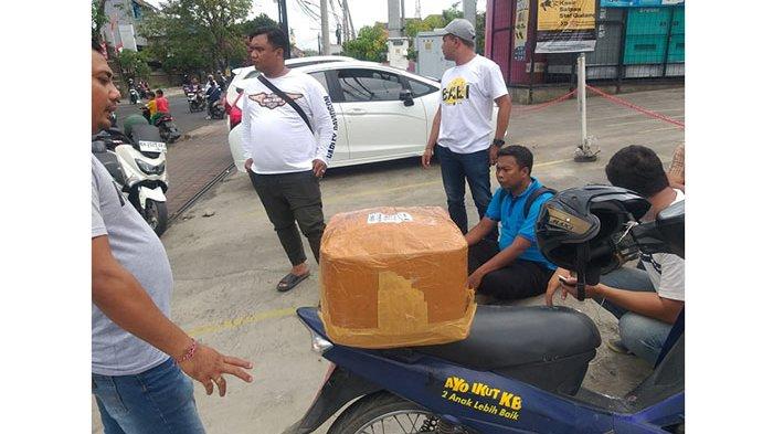 PENGEDAR GANJA - BNN Bali meringkus seorang Penyuluh Lapangan Keluarga Berencana (PLKB) di wilayah Kecamatan Seririt yang menyelundupkan ganja tujuh kilogram, Rabu (14/9) Pria berinisial KD itu ternyata adalah residivis kasus narkoba