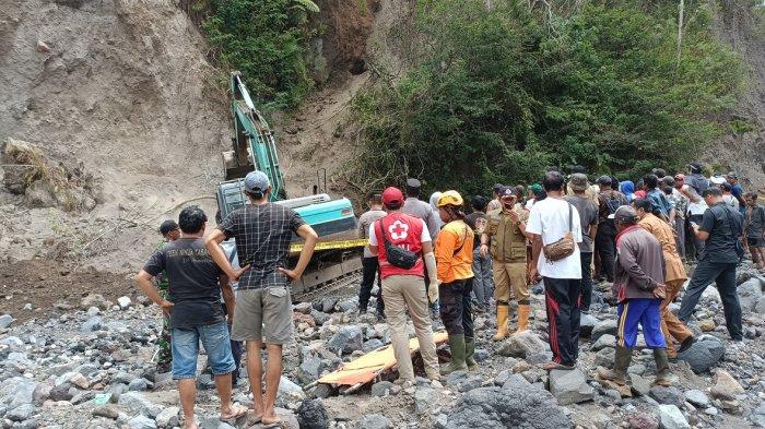 TribunBreakingNews
Lima orang penggali batu, dengan menggunakan peralatan manual tertimpa longsor di sekitar Sungai Lembah Taksu, Dusun Kemuning, Desa Buana Giri, Kecamatan Bebandem, Karangasem, Bali, Senin (11/9/2023) pukul 11.00 Wita.
Kejadian naas ini, mengakibatkan tiga orang dinyatakan meninggal dunia, dan dua orang selamat.