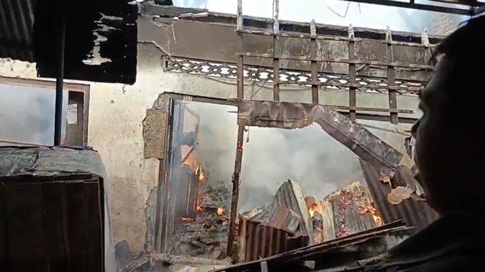 Pasar Desa Tegak, di Kecamatan/Kabupaten Klungkung kebakaran, Senin 14 Agustus 2023 pagi - BREAKING NEWS: Pasar Desa Tegak Klungkung Terbakar, Beberapa Kios dan Los Hangus