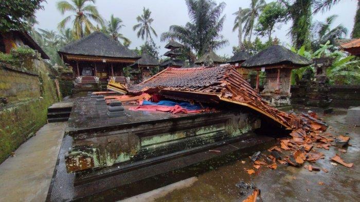 Roboh - Kondisi Balai Patemon Pura Penataran Panti Pande, Desa Adat Kedisan, Kecamatan Tegallalang, Kabupaten Gianyar, Rabu (19/3).