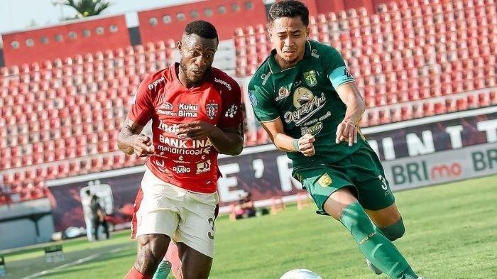 Reva Adi Utama saat mengawal Privat Mbarga di laga Bali United vs Persebaya Surabaya