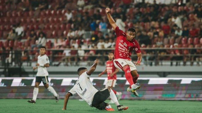 Suasana perebutan bola dalam laga pekan ke-12 Liga 1 2023-2024 antara Bali United vs RANS Nusantara FC di Stadion Kapten I Wayan Dipta, Gianyar, Jumat (15/9/2023). Artikel ini berisi hasil Liga 1.