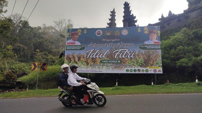 Baliho AA Wiranata Kusuma bersama I Made Sundayana terpasang di Jalur Desa Wanagiri, Kecamatan Sukasada, Buleleng. Purnawirawan Polri dan TNI ini siap ikut bertarung pada Pilkada Buleleng 2024.