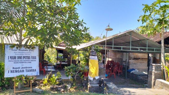 Salah satu karangan bunga yang berdiri di depan rumah duka siswa magang kerja di Jepang, di Banjar Ketiman Kaja, Desa Manistutu, Kecamatan Melaya, Jembrana, Selasa 16 Juli 2024 - UPDATE: Winarka Melihat Langsung Kepergian Anaknya, Made Dwi Dikenal Kreatif dan Sosok Pekerja Keras