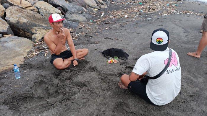 Anggota Balawista BPBD Gianyar saat menjaga jenazah bayi sebelum dievaluasi ke rumah sakit, Senin 24 Juni 2024 - BREAKING NEWS: Jasad Bayi Ditemukan di Kawasan Pantai Cucukan Gianyar Bali, Kondisi Putih Pucat