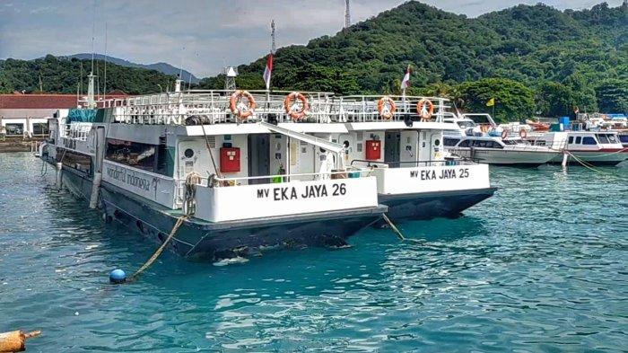 Beberapa Fast Boat terlihat sedang parkir di Pesisir Pantai Padang Bai, Jumat (15/3/2024) siang hari.