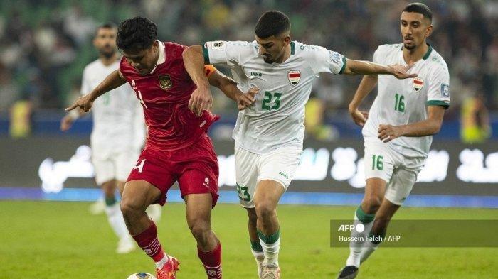 Bek Indonesia #14 Asnawi Mangkualam ditandai oleh bek Irak #23 Merchas Doski pada pertandingan sepak bola kualifikasi AFC Piala Dunia FIFA 2026 antara Irak dan Indonesia di Stadion Internasional Basra pada 16 November 2023. HUSSEIN FALEH / AFP