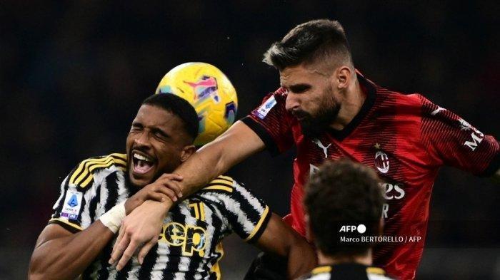 Bek Juventus Bremer (Kiri) berebut bola dengan penyerang AC Milan Olivier Giroud selama pertandingan sepak bola Serie A Italia antara Milan dan Juventus di Stadion San Siro, di Milan pada 22 Oktober 2023. Inilah hasil Liga Italia lengkap dengan update klasemen hingga top skor yang telah menyelesaikan beberapa laga pada hari Senin (23/10).