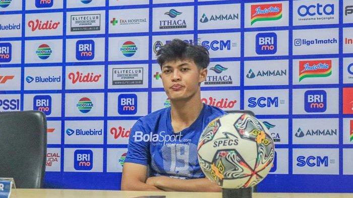 Bek PSIS Semarang, Alfeandra Dewangga, saat menghadiri sesi jumpa pers jelang laga pekan ke-31 Liga 1 2022 di Stadion Wibawa Mukti, Cikarang, Jawa Barat, Rabu (15/3/2023),