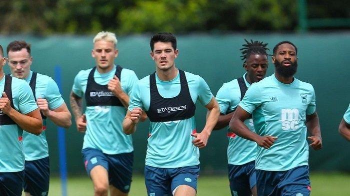 Bek Timnas Indonesia, Elkan Baggott berlatih bersama skuad utama Ipswich Town. Ipswich Town menyorot Elkan Baggott yang mendapat panggilan Timnas U23 Indonesia. instagram @elkanbaggott