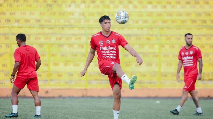 Bek anyar Bali United, Elias Dolah saat berlatih jelang laga melawan PSM Makassar.