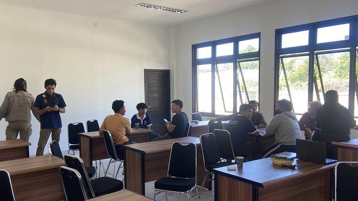 DAMAI - Berakhir damai, orangtua korban dan pelaku pemukulan dihadirkan di SMKN 7 Denpasar, Jumat 16 Mei 2025.