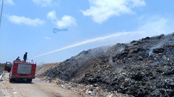 Proses pemadaman api di TPA Suwung Denpasar - Berbagai Upaya Pemkot Padamkan Api di TPA Suwung, Penyemprotan hingga Larangan Laser Pemecah Awan