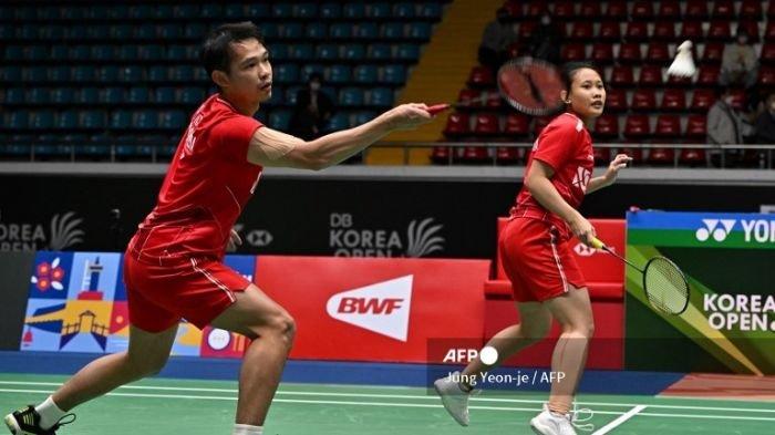 Rinov Rivaldy (Kiri) dan Pitha Haningtyas Mentari (Kanan) Melawan Tan Kian Meng dan Lai Pei Jing saat Semi-Final di Korea Open 2022