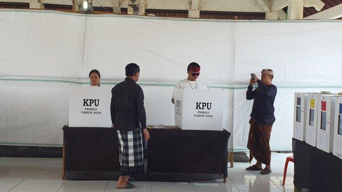 Bima Nata saat melakukan pencoblosan di TPS 1 Desa Pelaga, Petang Badung pada 14 Februari 2024 - Anak Bupati Badung Bima Nata Dahului Bapaknya 'Nyoblos', Optimis Peroleh Suara 100 Persen di TPS 1