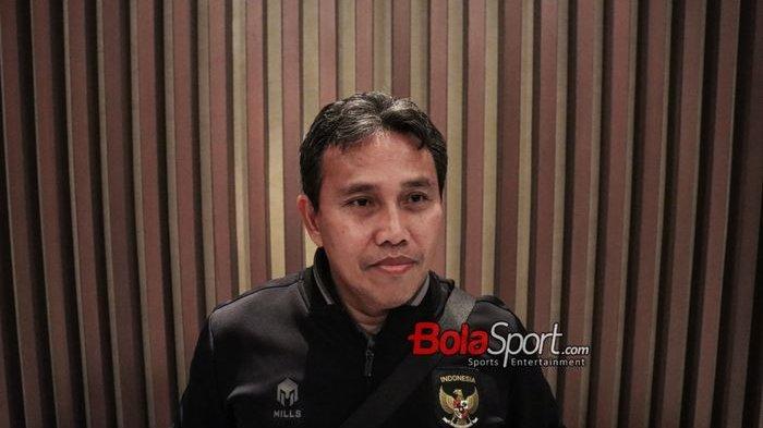 Pelatih timnas U-17 Indonesia, Bima Sakti, saat ditemui di Hotel Double Tree, Surabaya, Jawa Timur, Minggu (19/11/2023).