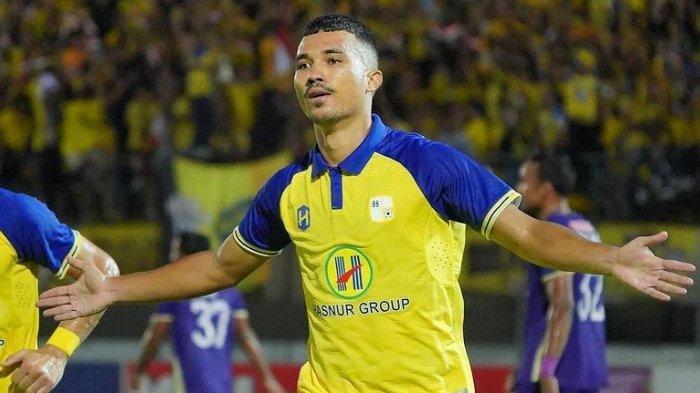Bomber Barito Putera, Gustavo Tocantins saat merayakan gol ke gawang Persik Kediri dalam pekan ke-9 Liga 1 2023/2024 di Stadion Demang Lehman Banjarmasin 19 Agustus 2023
