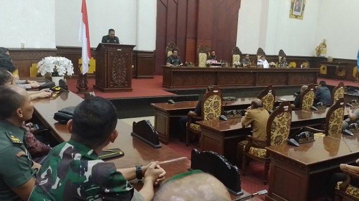 Bupati Gianyar, I Made Mahayastra dalam sidang penetapan rancangan APBD Induk 2024, Selasa 19 September 2023