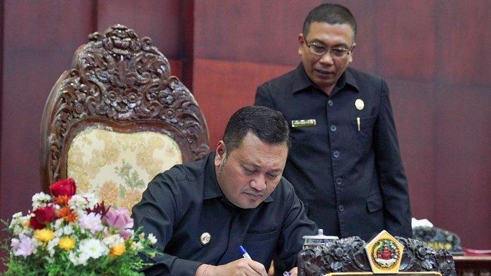 Kekompakan antara ekskutif dan legislatif Gianyar, memberikan trend positif pada jalannya pemerintahan.
Seperti terlihat pada pengesahan APBD Perubahan Gianyar tahun 2023. Dimana Bupati I Made Mahayastra menyerahkan rancangan APBD Perubahan pada 8 Agustus 2023 ke DPRD Gianyar.
Hanya perlu waktu enam hari, APBD Perubahan 2023 telah disahkan. Hal ini tergolong sangat cepat. Sebab, selama ini belum ada kabupaten dan kota di Bali yang telah mengesahkan APBD Perubahan 2023.