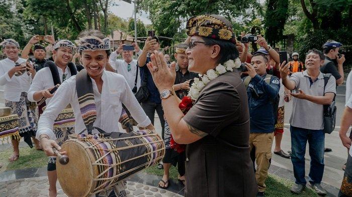 Bupati Giri Prasta saat menghadiri dan menyerahkan Hibah untuk Kota Denpasar di Gedung Dharma Negara Alaya, Lumintang Denpasar.