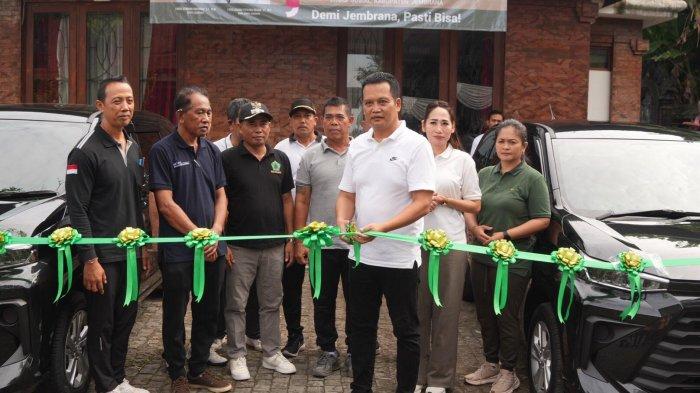 PELUNCURAN - Bupati Jembrana, I Made Kembang Hartawan saat meluncurkan layanan mobil antar jemput pasien rawat jalan keluar Jembrana di Provinsi Bali, Jumat 14 Maret 2025.