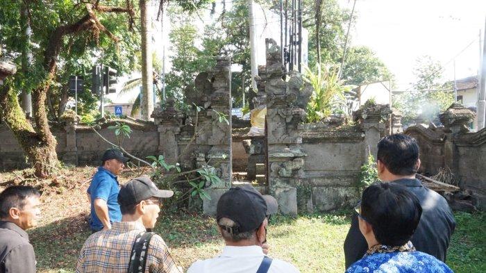 Bupati Jembrana, I Nengah Tamba didampingi jajaran OPD terkait saat meninjau atau memantau langsung kondisi TMP Kstaria Kusuma Mandala di Jalan Sudirman, Kota Negara, Minggu 1 Oktober 2023.
