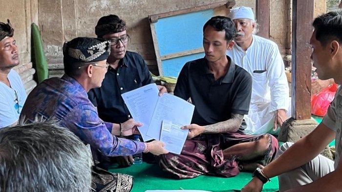BANTUAN - Bupati Klungkung, I Made Satria bersama Wakil Bupati Klungkung, Tjokorda Gde Surya Putra melayat sekaligus menyalurkan bantuan Jasa Raharja kepada keluarga I Kadek Oka (52), Selasa (8/7/2025).