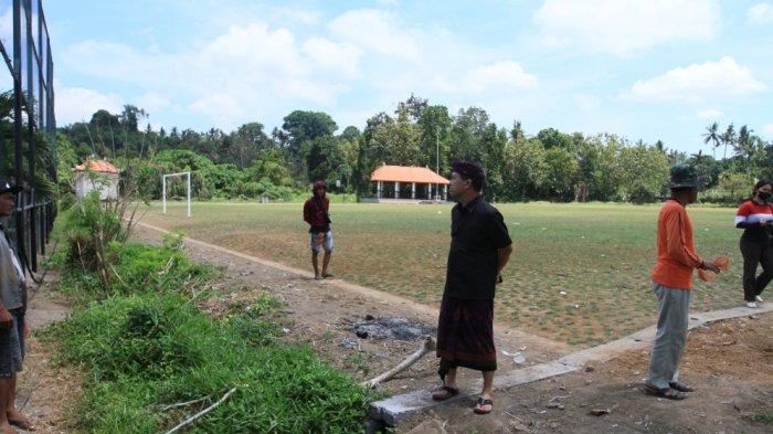 Bupati Suwirta mengecek proyek Lapangan Umum Pau didampingi Camat Banjarangkan, Dewa Katut Aswin, Jumat (8/9/2023).