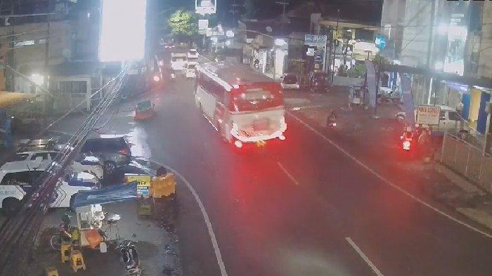 Usai bus pariwisata Sakhindra Trans angkut siswa SMK TI Global Badung alami kecelakaan di Kota Batu, Jawa Timur.
Balai Pengelola Transportasi Darat Kelas II (BPTD) Bali, berikan penjelasan mengenai uji kir dan izin angkut bus tersebut.