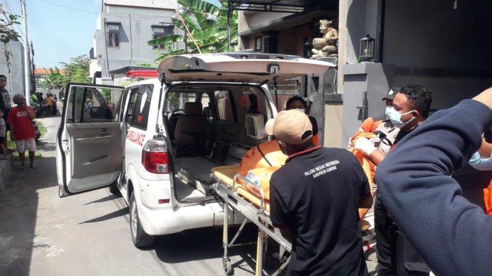 Evakuasi jenazah di Perumahan Teratai Nuansa Permai Blok 3, Banjar Mukti, Desa Singapadu, Kecamatan Sukawati, Gianyar, Bali. Geger penemuan mayat yang telah membusuk di dalam kamar, Selasa 30 April 2024.