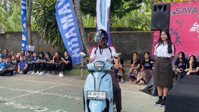 Suasana saat salah satu siswi diberikan kesempatan melakukan test ride kendaraan andalan Yamaha yakni Filano pada event My Classy School Yamaha di SMAN 1 Melaya, Jumat 16 Agustus 2024.