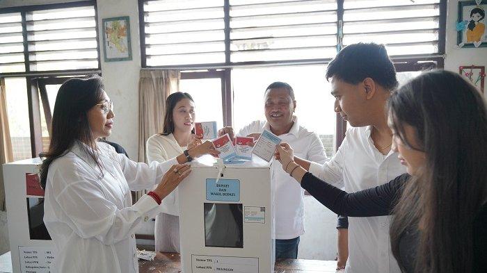 Cabup Gianyar, I Made 'Agus' Mahayastra saat berada di TPS 1 Melinggih, Desa Melinggih, Kecamatan Payangan, Gianyar, Bali, Rabu 27 November 2024.