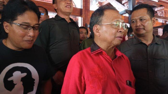 Suasana saat kegiatan ramah tamah antara relawan serta pendukung dengan Cagub-Cawagub Bali, Wayan Koster-I Nyoman Giri Prasta (Koster-Giri) serta Cabup-Cawabup Jembrana, I Made Kembang Hartawan - I Gede Ngurah Patriana Krisna (Bang-Ipat) di Pendopo Kesari, Kota Negara, Jembrana, Rabu 11 Desember 2024 - Koster Sebut Jalan Tol Mengwi-Gilimanuk Jalan Terus, Sampaikan Terima Kasih ke Masyarakat Jembrana
