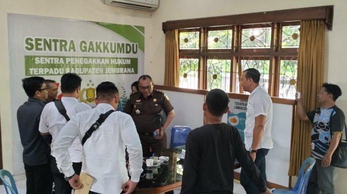 Caleg Dapil 3 Kecamatan Pekutatan Kabupaten Jembrana, Komang Suartika alias Mang Bole melaporkan indikasi atau dugaan kecurangan yakni money politik pada Pemilu 2024 ke Bawaslu Jembrana, Senin 19 Februari 2024