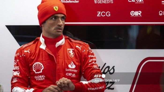 Pembalap Ferrari asal Spanyol Carlos Sainz Jr., menunggu di garasi saat sesi latihan ketiga Grand Prix Formula Satu Las Vegas pada 17 November 2023, di Las Vegas, Nevada.