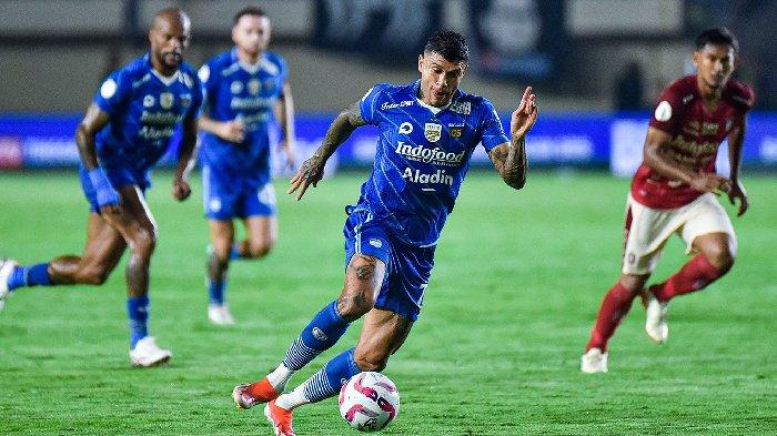 Ciro Alves menggiring bola dalam laga Persib vs Bali United, 18 Mei 2024 di babak semifinal Championship Series Liga 1 2023-2024.