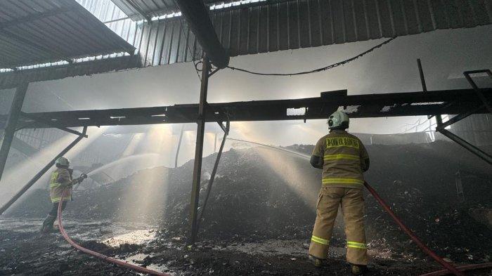 Petugas Damkar Badung tengah melakukan proses pendinginan di dalam gudang pengolahan sampah di TSTS Samtaku Jimbaran - Damkar Badung Kesulitan Dapatkan Suplai Air Dalam Padamkan Kebakaran di TPST Samtaku