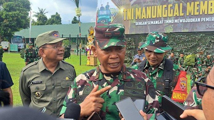 NGAYAH - Danrem 163/Wirasatya, Brigjen TNI Ida I Dewa Agung Hadisaputra. Ia menekankan semangat ngayah pada TMMD ke 124 di Desa Depeha.