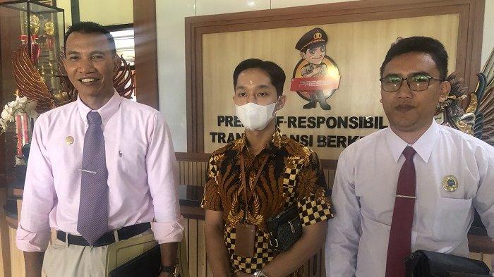 Dasaran Alit kembali memenuhi panggilan didampingi dua penasihat hukumnya di Mapolres Tabanan, Senin 9 Oktober 2023.