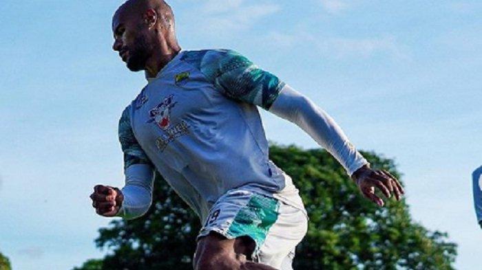 David da Silva bersama rekannya tampak berlatih serius