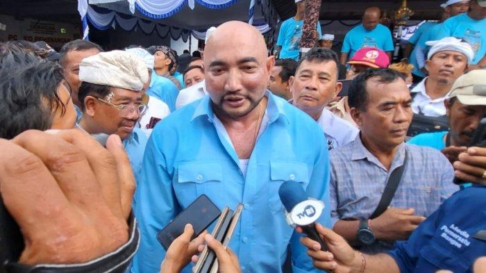 RESMIKAN POSKO - Made Muliawan Arya dan Putu Agus Suradnyana saat ditemui usai peresmian Posko Pemenangan di Tangguwisia, Kecamatan Seririt, Buleleng, Senin 30 September 2024 - De Gadjah Pastikan Tidak Omon-omon, Perintah Prabowo, Mulia-PAS: Bangun Bandara Selesai Urusan