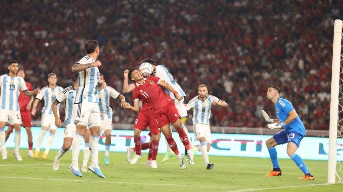 Dendy Sulistyawan dalam laga Timnas Indonesia vs Argentina