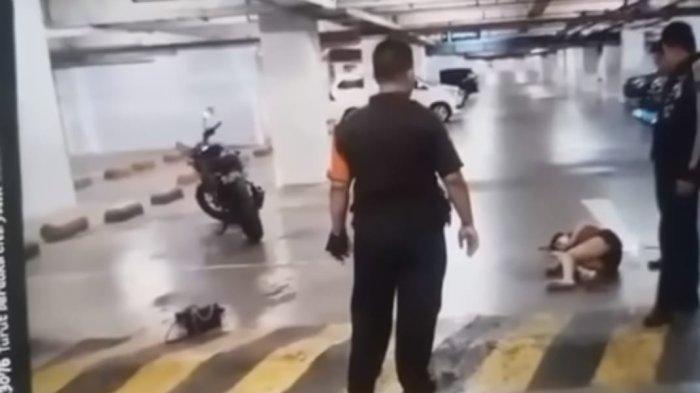 Petugas Lenmarc Mall mengevakuasi Dini Sera Afrianti saat ditemukan tergeletak di lantai area parkir mobil usai dianiaya kekasihnya berinisial GTR di Blackhole KTV Surabaya.