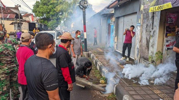 FOGGING - Penyakit Demam Berdarah Dengue (DBD) masih menjadi permasalahan kesehatan masyarakat di Kabupaten Gianyar, Bali. Hal itu dikarenakan adanya nyamuk aedes aegypty dan aedes albopictus sebagai vektor penular DBD banyak dijumpai di lingkungan sekitar termasuk di wilayah Gianyar.