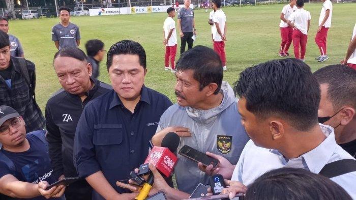 Direktur Teknik PSSI, Indra Sjafri bersama dengan Ketum PSSI, Erick THohir dan Waketum PSSI Zainudin Amali saat diwawancarai di Lapangan A GBK, Senayan, Jakarta, Rabu (16/8/2023).