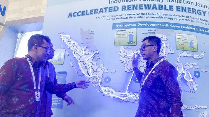 Dirut PLN saat memperlihatkan rencana pengembangan Hydropower yang akan dibangun di Tanah Air.