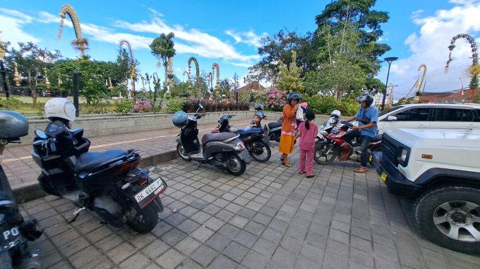 Suasana parkir di Alun-alun Bangli. Senin 6 Mei 2024 - Dishub Bangli Tekankan Tidak Ada Perubahan Tarif Parkir Selama HUT Bangli
