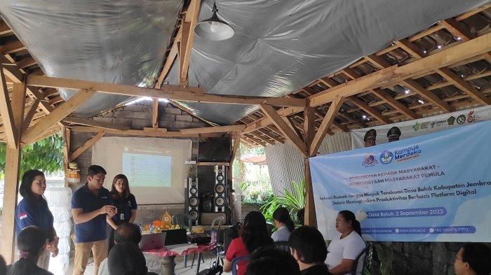 Dosen Universitas Bali Internasional (UNBI) menggandeng Home Industry Minyak Tandusan yang dinaungi oleh Komunitas Jalak Bali untuk tingkatkan produktivitas produk berbasis kearifan lokal melalui platform digital pada hari Sabtu 2 September 2023.